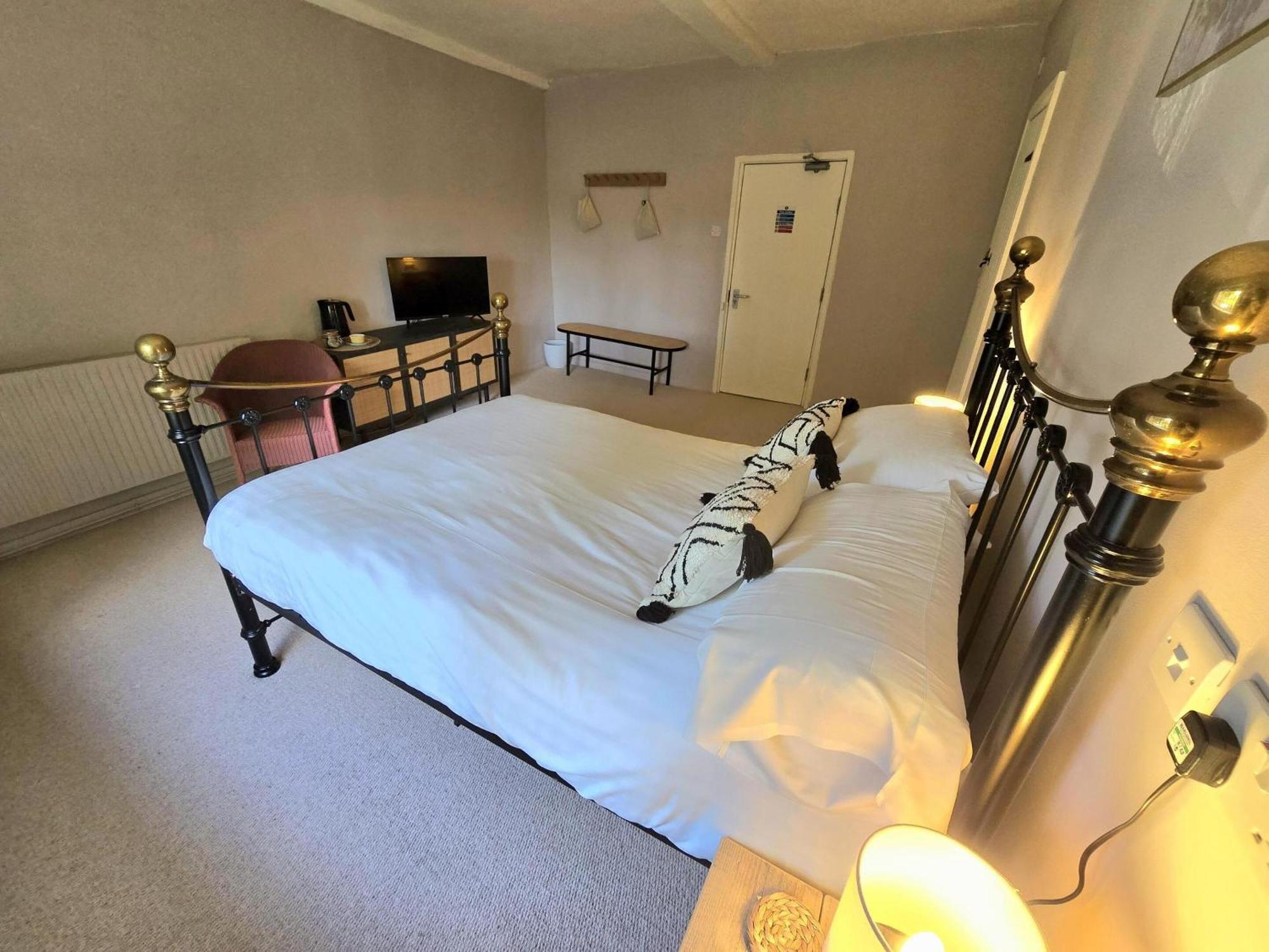 The Ostrich Pub Bed & Breakfast *